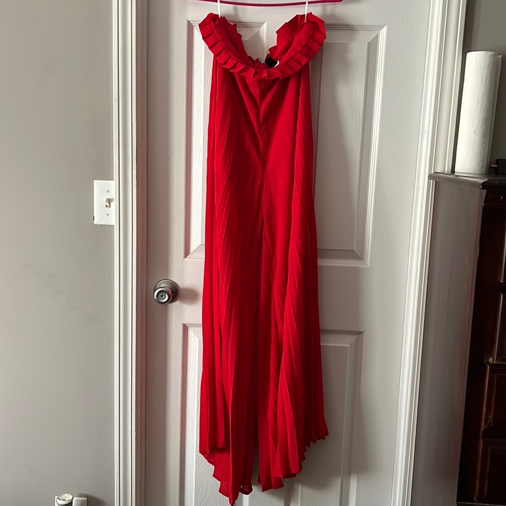 Beautiful pressed red pants, with details that make it very delicate.